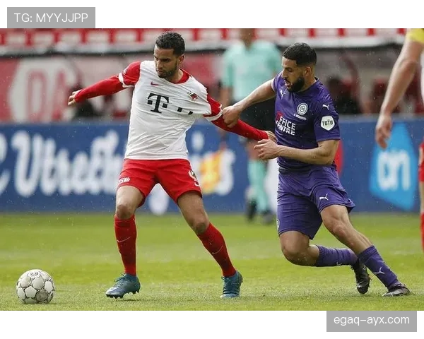 足球杯赛决赛精彩回顾：强强对决引爆全场，亮眼表现引热议