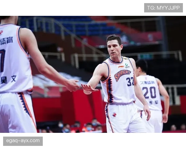 费耶中路渗透战术奏效，逆转取胜引爆赛场精彩瞬间