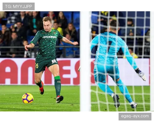 贝尼托·比利亚马林球场上演西甲激战，球迷热情点燃赛场