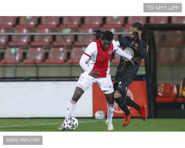 阿贾克斯逼抢体系显威力，稳健表现彰显联赛统治力